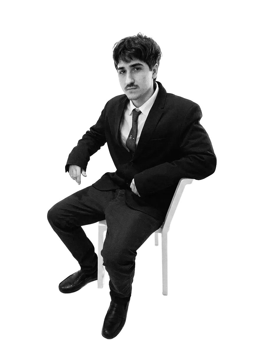 Foto de Adrián sentado en una silla